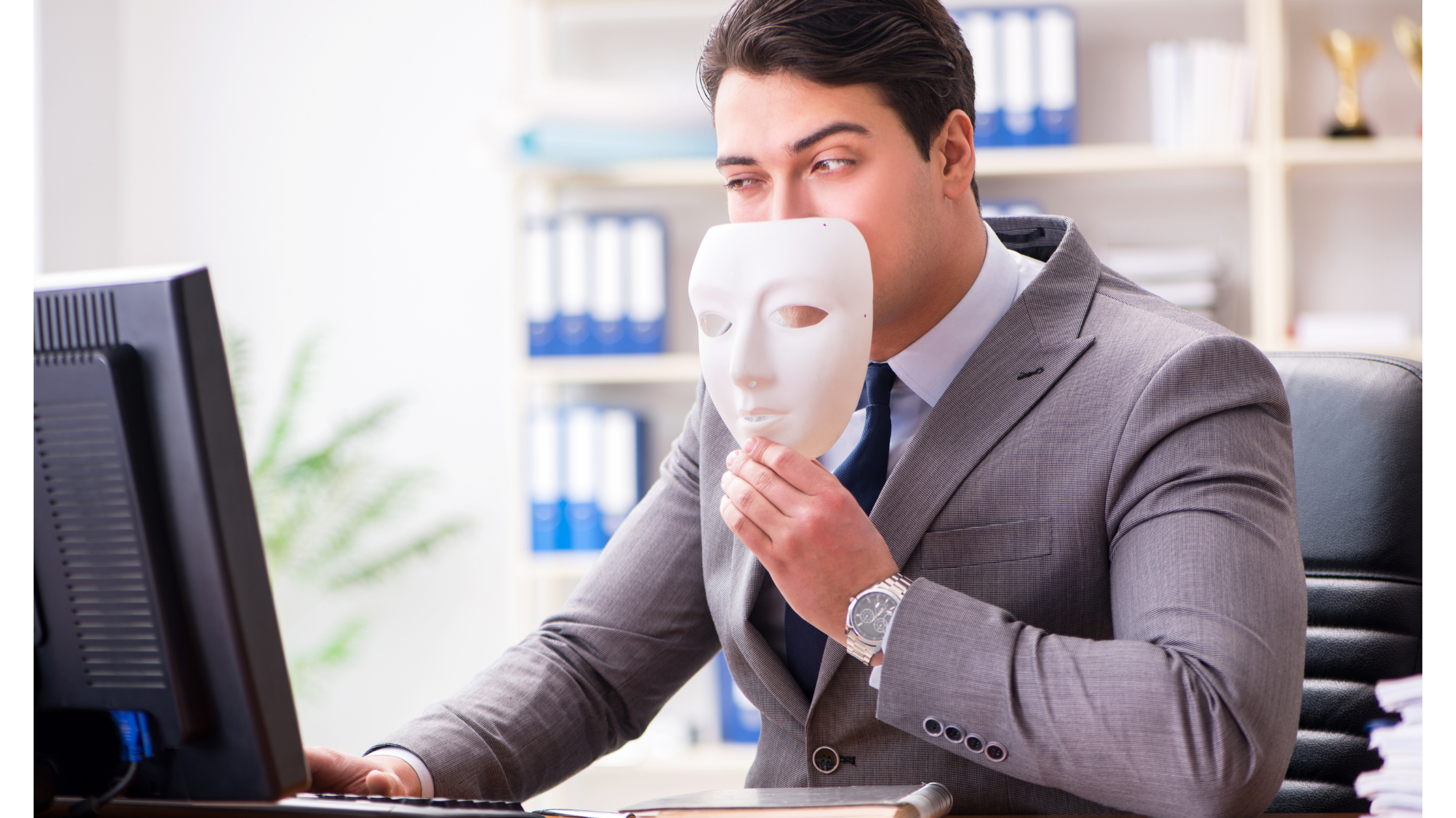 офисные сотрудники в масках.